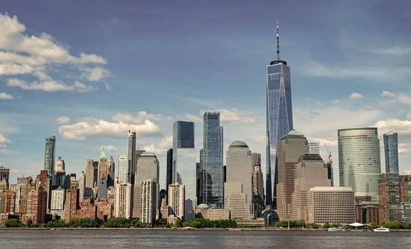 New York finans bölgesi manzarası Paulus Kanca İskelesi Jersey City, New Jersey 'de. New York, ABD. Manhattan, New York, New York, New York, Skyline. New York 'taki Lower Manhattan ve One World Trade Center, New Jersey Panoramic view on Manhattan