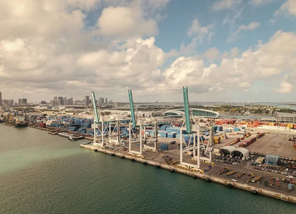 Miami, Florida - 12 Şubat 2025 Miami 'de kargo konteynırı. Nakliye konteynırı, denizcilik. Kargo konteynırlı Miami hava limanı. Deniz taşımacılığı. Miami Limanı. Ticari port.