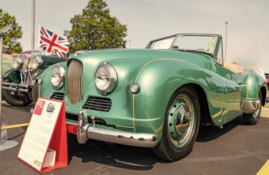 Chicago, Illinois, ABD - 08 Eylül 2024: Jowett Jupiter Mk1 üstü açılabilir araç, köşe manzaralı. Retro spor araba. Üstü açık Jowett Jupiter Mk1 arabası. yeşil Jowett Jüpiter Mk1 Chicago 'da