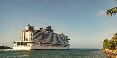 Gemi seyahati. Yaz tatilindeki görkemli gezi manzarası. Gemi turu ve deniz seyahati. Lüks yolcu gemisinde seyahat. Gemi Miami sahil limanından ayrılıyor. Miami turu.