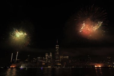 New York Manhattan havai fişekleri arifesinde. Manhattan 'da havai fişekler. New York 4 Temmuz Havai fişekleri. Flashing Fireworks ile New York City Skyline Manhattan. Bağımsızlık Günü
