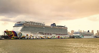 Miami, Florida, ABD - 4 Kasım 2024: Norveç Tekrar ve Jade yolcu gemisi yolculuğu. Yaz tatilinde gemi turu. Norveçli gemi şirketi. Gemi turu ve deniz seyahati. NCL Gemisi.