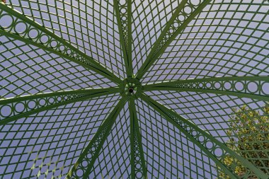 Demir yapı kubbesi arka planı. Mimari detay. Balkon için demir çatı tasarımı. Çerçevelenmiş demir çatı oyuğu. Ayrıntılı mimari.