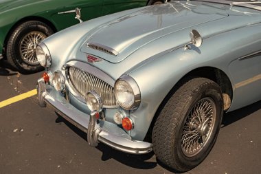 Chicago, Illinois, ABD - 08 Eylül 2024: Austin Healey 3000 MKIII iki koltuklu, üstü açılabilir eski araba, köşe manzaralı. Retro araba. Retro Austin Healey 3000 MKIII mavi araba. Chicago 'dan Austin Healey
