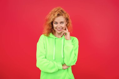 Kızıl saçlı manken kapüşonlu ve kot pantolon giyiyor. Kapüşonlu kadın koşucu. Pembe üzerine izole edilmiş kız kazağı. Kapüşonlu havalı bir kadın. Şık, sıradan tarzda şık bir kız. Ticari model.