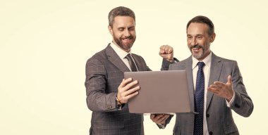 Programcı çevrimiçi bilgisayar kullanıyor. Çevik iş. Profesyonel iş adamlarının çevrimiçi iletişimi vardır. Çevrimiçi çalışan olgun iş adamları. İş başarısı. Çevrimiçi iletişim.