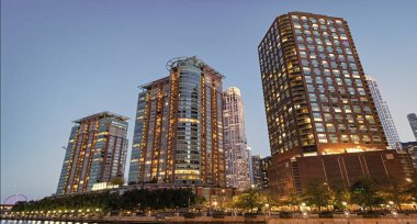 Gökdelen mimarisi. Gece iş gökdeleninde. Şehir merkezindeki gökdelen. Şehir mimarisi. İş bölgesindeki ofis binası. Modern cam bina. Chicago 'nun gece şehri.