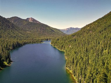 Cooper gölü ve dağ manzarası. Cooper Gölü 'nün dağ ve orman manzarası. Doğa manzarası. Washington 'daki Cooper Gölü. Cooper Gölü 'nün popüler doğa yürüyüşü. Mavi su.
