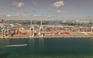 Miami, Florida - 4 Şubat 2025: Denizcilik. Miami Limanı. Miami 'deki kargo konteynırı, anten. Konteynır terminali. Yük konteynırı denizcisi. Kargo konteynırlı Miami hava limanı.