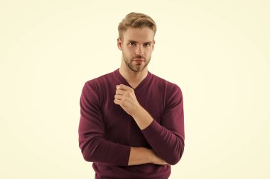 Adamın şık bir kazağı var. Gündelik kazak giyen genç bir adam. Sıradan bir erkek portresi. Milenyum portresi. Genç adam beyazda izole edilmiş. Şık genç adam portresi. Sıradan bir adam. Genç adam stili..