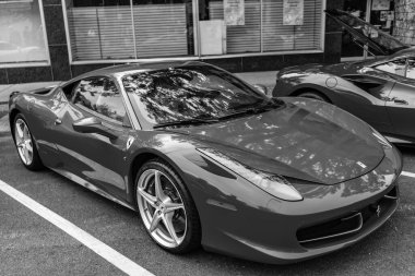 Chicago, Illinois - 29 Eylül 2024: Ferrari 458 Italia kırmızı renk. Ferrari 458 Italia caddeye park etmiş. Köşeden bak. Lüks Ferrari 458 İtalya Chicago 'da