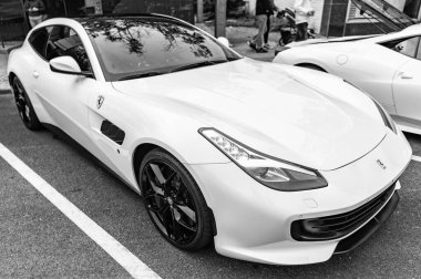 Chicago, Illinois - 29 Eylül 2024 Ferrari GTC4Lusso V12 beyaz renk. Ferrari GTC4Lusso V12 sokağa park etmiş. Köşeden bak. Lüks Ferrari GTC4Lusso V12 Chicago 'da