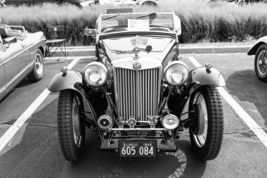 Chicago, Illinois, ABD - 08 Eylül 2024: MG TA spor yarış arabası 1938 üstü açılır araç, ön görüş. Retro spor araba. Üstü açık MG TA araba. Chicago 'da MG TA