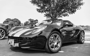 Chicago, Illinois, ABD - 08 Eylül 2024: 2008 Lotus Elise SC spor üstü açılabilir araç, köşe görüş. Siyah spor araba. Üstü açılır Lotus Elise SC arabası. Lotus Elise SC Chicago Otomobil Fuarı 'nda.