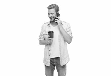 Konuşuyorduk. Kahve molası. Sabah araması. Genç meşgul bir adam telefonda konuşuyor. Millennial 'daki adam telefonla arıyor. Beyazdan izole edilmiş. Telefonlu ve kahveli bir adam arıyor..