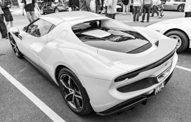 Chicago, Illinois - 29 Eylül 2024: Ferrari 296 GTS veya GTB sarı renk. Ferrari 296 GTS ya da GTB caddeye park etmiş. Köşeden bak. Lüks Ferrari 296 GTS veya Chicago 'da GTB