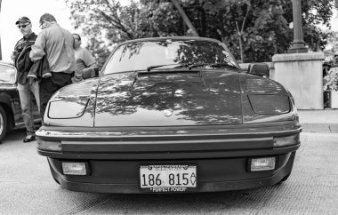 Chicago, Illinois - 29 Eylül 2024: Porsche 930 turbo veya 911 kırmızı rengi. Porsche 930 turbo ya da sokağa park edilmiş 911. Ön manzara. Porsche 930 turbo veya Chicago 'da 911