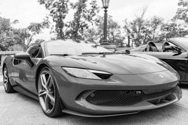 Chicago, Illinois - 29 Eylül 2024: Ferrari 296 GTS veya GTB mavi renk. Ferrari 296 GTS ya da GTB caddeye park etmiş. Ön manzara. Lüks Ferrari 296 GTS veya Chicago 'da GTB