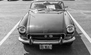 Chicago, Illinois, ABD - 08 Eylül 2024: MG MGB spor araba üstü açılabilir, köşe manzaralı. Retro yeşil spor araba. Üstü açık MG MGB arabası. Chicago 'da MG MGB