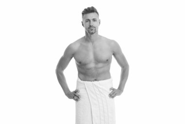 Kaslı adam beyaza izole edilmiş. Gömleksiz adam vücuduna uygun. Olgun kaslı adam. Erkek güzelliği ve özeni. Duştan sonra gövdesi çıplak kaslı bir adam. Yakışıklı olgun adamın kaslı gövdesi var..