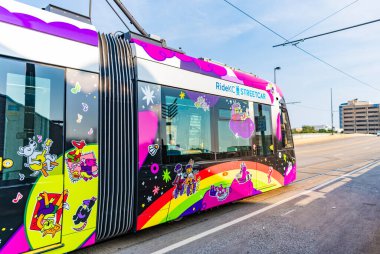 Kansas City, Missouri, ABD - 07 Ağustos 2025: Tram in the city street. Toplu taşıma araçlı bir şehir caddesi. Toplu taşıma. Tramvaylı sokak. Elektrikli tramvay nakliyesi. Şehir tramvayı.