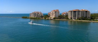 Miami Plajı 'nda yat gezintisi. Miami 'de turkuaz sulardaki teknelerin havadan görüntüsü. Miami 'de yat inzivası
