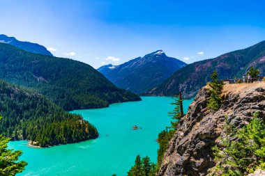 Dağ tepesi ve Diablo gölü manzarası. Doğa manzarası. Kuzey Cascades Ulusal Parkı 'ndaki Diablo Gölü. Göl manzaralı doğa manzaralı. Dağ manzaralı Diablo gölü. Diablo vahşi doğası.