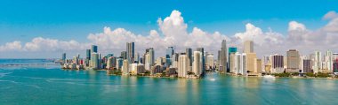 Brickell ufuk çizgisinin havadan görüntüsü. Brickell Miami 'nin panoramik şehir manzarası. Brickell 'in gökdelenleri. Miami 'deki iş kuleleri