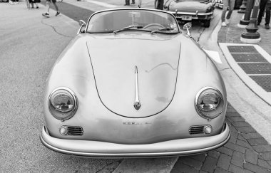 Chicago, Illinois - 29 Eylül 2024: klasik Porsche 356 Speedster gümüş rengi. Caddeye park edilmiş klasik Porsche 356 Speedster. Ön manzara. Retro Porsche 356 Speedster üstü açık Coupe Chicago 'da