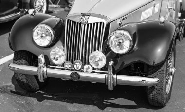 Chicago, Illinois, ABD - 08 Eylül 2024: MG spor araba üstü açılabilir, köşe manzaralı. Retro mavi spor araba. Üstü açık MG TF araba. Chicago 'da MG TF