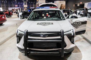 New York City, ABD - 27 Mart 2024: Auto Show 2024. Chevrolet Blazer EV elektrikli polis arabası. Chevrolet Blazer EV orta boy SUV araba. Elektrikli Chevrolet Blazer EV spor arabası beyaz renk, köşe görünümü.