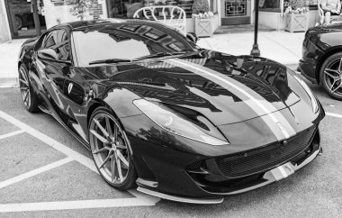 Chicago, Illinois - 29 Eylül 2024 Ferrari 812GTS Yarışma Mavisi. Ferrari 812GTS Yarışmacısı sokağa park etmiş. Köşeden bak. Lüks Ferrari 812GTS Chicago Rekabetçiliği