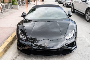 Miami, Florida, ABD - 13 Temmuz 2025 Lamborghini, ön manzara. Lamborghini Huracan EVO 2020 üstü açık araba. Lüks siyah araba Lamborghini Huracan EVO. Lamborghini Huracan 'ın arabası dışarı park edilmiş..