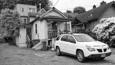 Astoria, Oregon, ABD - 21 Mayıs 2019: Pontiac Aztek SUV aracı banliyö evinde. Pontiac Aztek 'in yaşadığı banliyö bölgesinde bir ev. Pontiac Aztek SUV arabası dışarıda park edilmiş. Pontiac Aztek, köşe manzaralı..