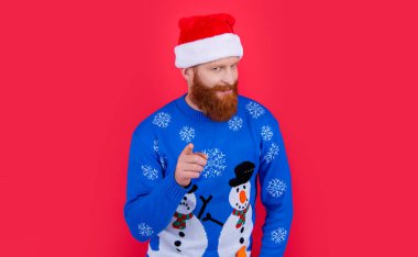 Mutlu Noel Baba kırmızı üzerine izole edilmiş ileri işaret ediyor. Noel Baba şapkalı sakallı adam parmak atölyesini işaret ediyor. Mutlu Noel partileri. Mutlu yeni yıl kutlamaları. Kış tatili.