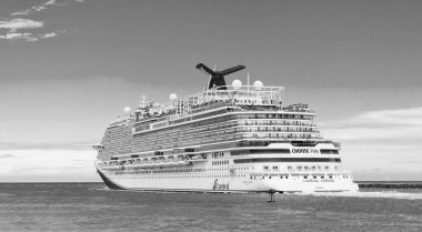 Miami, Florida, ABD - 09 Haziran 2024: Denizde Karnaval Horizon yolcu gemisi. Gemi sahil limanından ayrılıyor. Gemi seyahati. Gemi seyahati ve deniz seyahati. Carnival Cruise Line turu.
