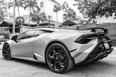 Miami Beach, Florida USA - 9 Haziran 2024 Lamborghini Huracan Tecnica Green Miami plajında. Lamborghini lüks bir İtalyan otomobil üreticisi.