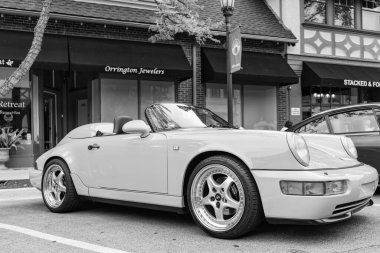 Chicago, Illinois - 29 Eylül 2024: Porsche 911 Carrera Coupe yolda. Porsche 911 Carrera Roadster sarı renk. Porsche 911 Chicago 'daki Carrera Speedster..