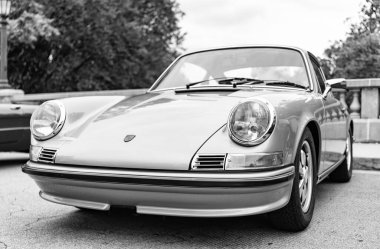 Chicago, Illinois - 29 Eylül 2024 1972 Porsche 911T Coupe sokağa park etti. altın metalik 1972 Porsche 911T Coupe.