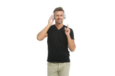 Karizmatik erkek nesli. Yaşam tarzı ve müzik. Ses kitabı. Beyazlara izole edilmiş kulaklıkla müzik dinleyen bir adam. Modern insan yaşam tarzı. Müzik tarzı. Ses kitabı kulaklıklarını dinle.