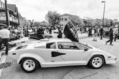 Chicago, Illinois - 29 Eylül 2024: Lamborghini Countach beyaz rengi. Lamborghini Countach sokağa park etmiş. Köşeden bak. Chicago 'da lüks Lamborghini Countach