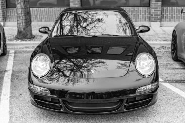 Chicago, Illinois - 29 Eylül 2024: Porsche 911 Carrera S siyah rengi. Porsche 911 Carrera S sokağa park etmiş. ön görünüm