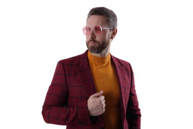 Güneş gözlüklü ve ceketli İspanyol adam. Olgun ve şık. Adam modaya uygun erkek giyer. Erkek modası. Gündelik moda bakışı. Beyazda izole edilmiş modaya uygun adam modeli. Şık moda belirleyici.