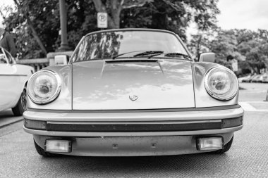 Chicago, Illinois - 29 Eylül 2024 1972 Porsche 911T Coupe yolda. altın metalik 1972 Porsche 911T Coupe.