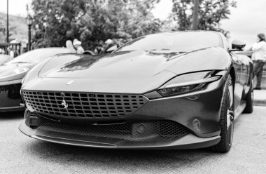 Chicago, Illinois - 29 Eylül 2024: Ferrari Roma siyah rengi. Ferrari Roma caddeye park etmiş. Köşeden bak. Şatoda lüks Ferrari Roma