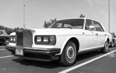 Chicago, Illinois, ABD - 08 Eylül 2024 Rolls Royce Silver Spirit aracı, köşe manzaralı. Retro klasik araba. Rolls Royce Silver Spur arabası. Rolls Royce Silver Spirit Chicago 'nun beyaz klonunda