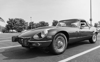 Chicago, Illinois, ABD - 08 Eylül 2024: Jaguar E Tipi 1974 üstü açık spor araba, ön görüş. Retro spor araba. Üstü açılır Jaguar E tipi araba. Chicago 'da Jaguar E Tipi