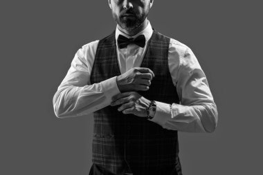 Resmi etkinlikteki iş adamı. Damadın smokin tarzı var. Centilmen smokini. Smokin, kesilmiş. Papyonlu adam gride izole edilmiş. Zarif siyah takım elbiseli şık bir adam. Smokinli bir beyefendi. Resmi giysi.