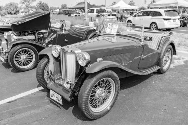 Chicago, Illinois, ABD - 08 Eylül 2024: MG TC Roadster 2 koltuklu spor üstü açılır araç, köşe manzaralı. Retro spor araba yeşil renk. Üstü açık MG TC araba. Chicago 'da MG TC