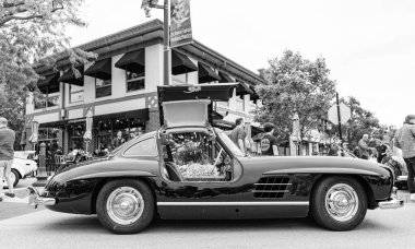 Chicago, Illinois - 29 Eylül 2024: klasik Mercedes-Benz 300 SL siyah renk. Caddeye park edilmiş klasik lüks Mercedes-Benz 300 SL. Yan görünüş. Chicago 'da Retro Mercedes-Benz 300 SL